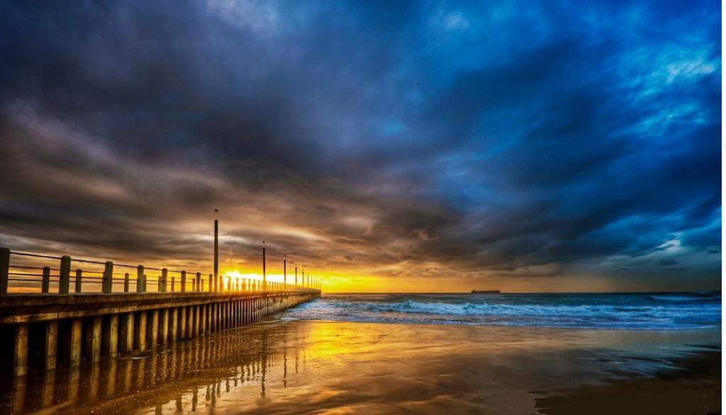 Blue Waters Hotel Durban Exterior photo The pier at sunset
